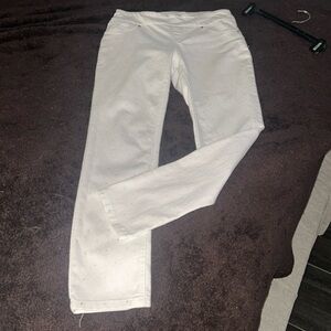 Peck & Peck white pull on jeans with stretch and gold accents.